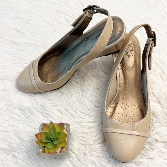 NEW Lifestride Nude Beige Leather sling back wedge shoe women’s 8.5 - Picture 3 of 9